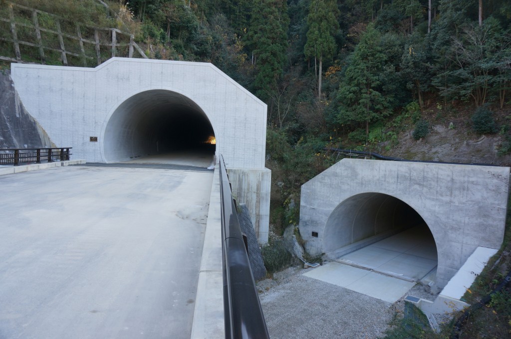 天見第三トンネル（写真左）北谷トンネル（写真右）の写真