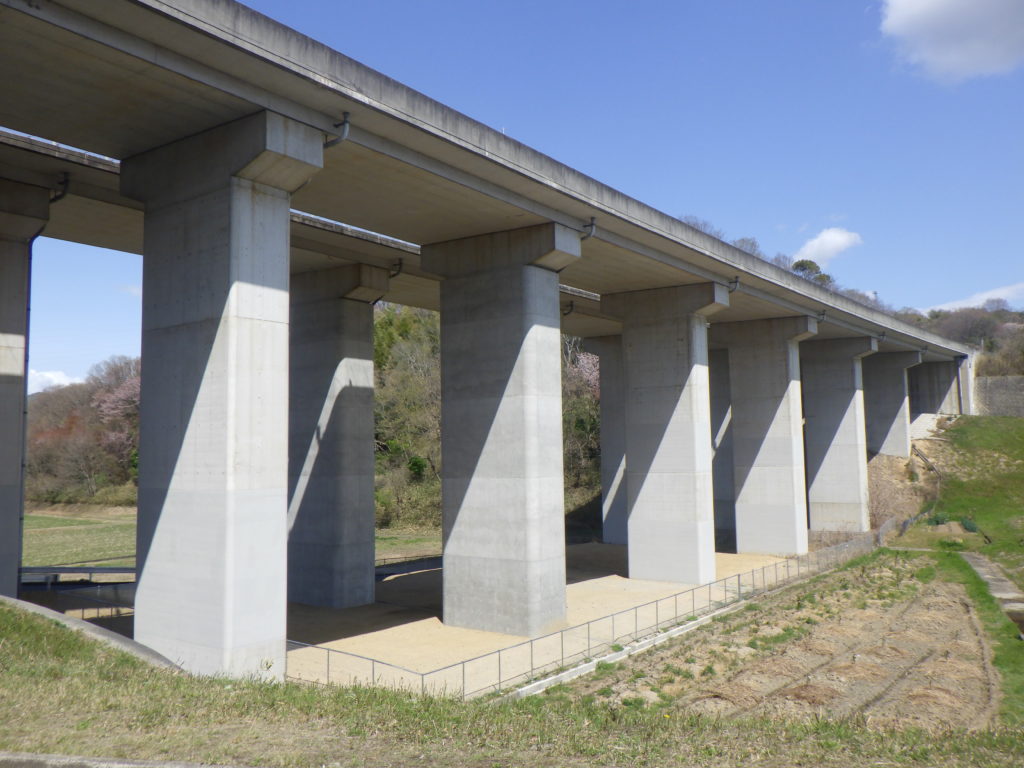 高松自動車道　高松西IC～坂出JCT間　府中高架橋他耐震補強工事の写真